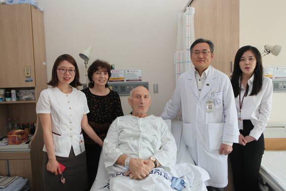 고대병원에서 수술을 받은 유리 니빠리레에비치 씨와 김동식 교수