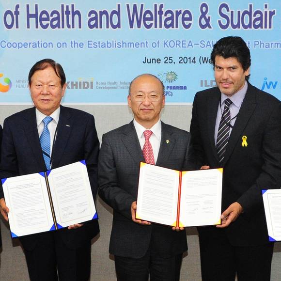 이정치 일동제약 회장, 문형표 보건복지부 장관, 야세르 이브라힘 알로바이다 SPC 사장이 MOU 체결 후 기념촬영을 하고 있다.