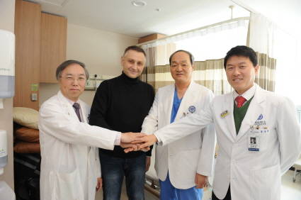 실리진카 로만 박사가 퇴원하는 날 노성훈 교수와 정현철 교수, 금웅섭 교수를 만나 기념 사진을 촬영했다. 왼쪽부터 정현철 교수, 실리진카 로만 박사, 노성훈 교수, 금웅섭 교수.