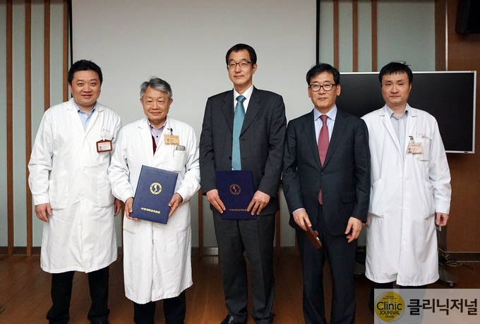 왼쪽부터 푸단대 화산병원 신경외과 Mao Ying(毛颖) 부과장, Liang Fu Zhou(周良辅) 과장, 아주대병원 신경외과 김세혁 과장, 이득주 대외협력실장