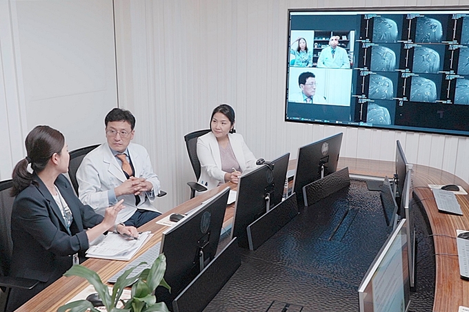 전인호 서울아산병원 국제사업부실장( 왼쪽 두 번째)이 원격상담을 하고 있다