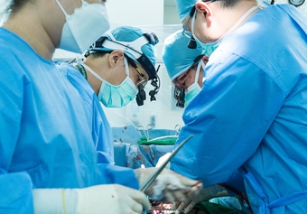 심장이식 수술 집도 중인 심훈보, 류상완 교수
