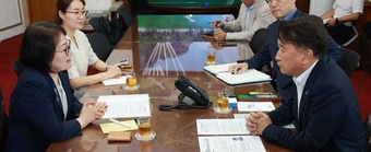 김영환 충북도지사(오른쪽앞)를 접견하는 박소라 원장(왼쪽 앞)