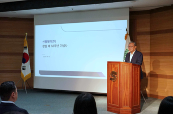 ※ 사진설명: 신풍제약 제63주년 창립기념식에서 유제만 대표이사가 <br>
기념사를 하고 있다. 