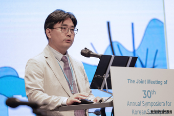 ▶ 2024년 한국피부장벽학회 정기 학술대회에서 연구결과 발표하는 홍승필 이사장